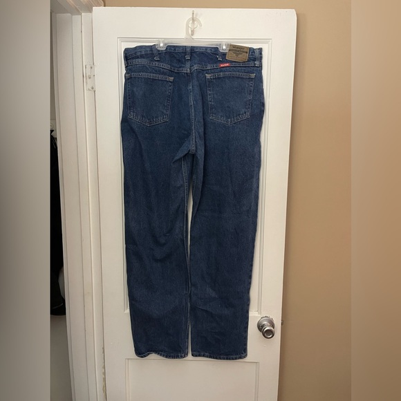 Wrangler Relaxed Fit Jeans - Picture 2 of 7